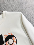 ALO 2025秋冬新款設計感衛衣官網同步！這款T卹極簡主義設計和精美細節於一身。 Oversize飾邊引人聯想蒂羅爾著裝細節，召喚摩登新意，造就不同以往的概念化圖案，為傳統棉質T卹注入豐盈內涵。前幅圖形織帶車出的LOGO，別具一番特色，更顯品牌尊貴彰顯大牌風範，襯託出了極簡主義的設計風格，把優雅風展露的一覽無餘！ 作為一個追求設計感和裁剪工藝的品牌，用料永遠不會讓人失望！這款衫身採用索洛納棉混紡400 克布料，高貴精緻，布面棉質飽滿柔軟親膚總之這麼經典的款，秋冬必備！ M-4XL