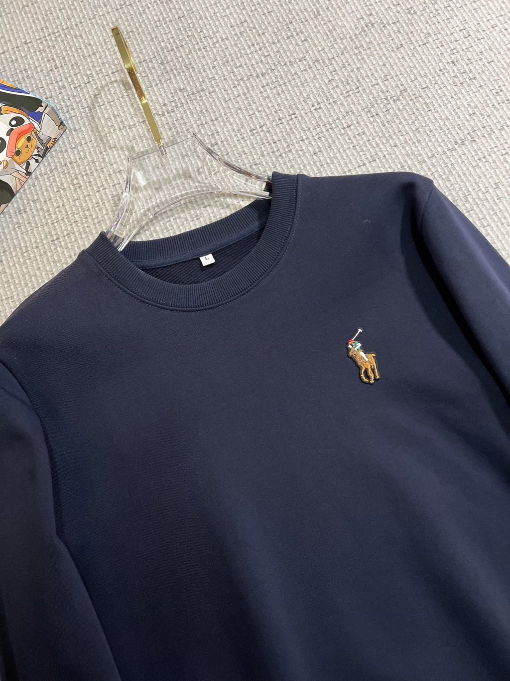 POLO 保羅2025秋冬新款設計感衛衣官網同步！這款T卹極簡主義設計和精美細節於一身。 Oversize飾邊引人聯想蒂羅爾著裝細節，召喚摩登新意，造就不同以往的概念化圖案，為傳統棉質T卹注入豐盈內涵。前幅圖形織帶車出的LOGO，別具一番特色，更顯品牌尊貴彰顯大牌風範，襯託出了極簡主義的設計風格，把優雅風展露的一覽無餘！ 作為一個追求設計感和裁剪工藝的品牌，用料永遠不會讓人失望！這款衫身採用索洛納棉混紡400 克布料，高貴精緻，布面棉質飽滿柔軟親膚總之這麼經典的款，秋冬必備！ M-4XL