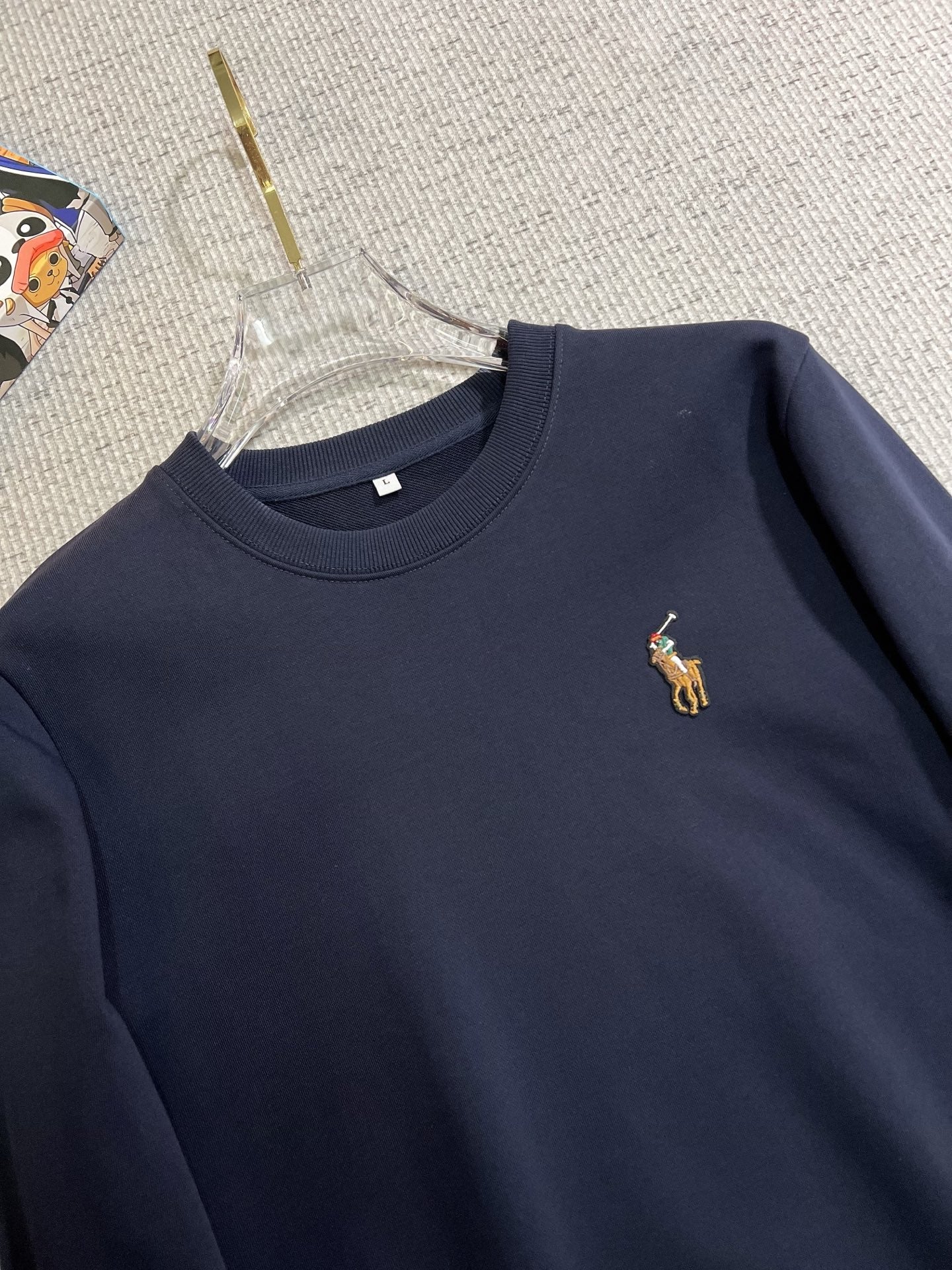 POLO 保羅2025秋冬新款設計感衛衣官網同步！這款T卹極簡主義設計和精美細節於一身。 Oversize飾邊引人聯想蒂羅爾著裝細節，召喚摩登新意，造就不同以往的概念化圖案，為傳統棉質T卹注入豐盈內涵。前幅圖形織帶車出的LOGO，別具一番特色，更顯品牌尊貴彰顯大牌風範，襯託出了極簡主義的設計風格，把優雅風展露的一覽無餘！ 作為一個追求設計感和裁剪工藝的品牌，用料永遠不會讓人失望！這款衫身採用索洛納棉混紡400 克布料，高貴精緻，布面棉質飽滿柔軟親膚總之這麼經典的款，秋冬必備！ M-4XL