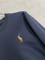 POLO 保羅2025秋冬新款設計感衛衣官網同步！這款T卹極簡主義設計和精美細節於一身。 Oversize飾邊引人聯想蒂羅爾著裝細節，召喚摩登新意，造就不同以往的概念化圖案，為傳統棉質T卹注入豐盈內涵。前幅圖形織帶車出的LOGO，別具一番特色，更顯品牌尊貴彰顯大牌風範，襯託出了極簡主義的設計風格，把優雅風展露的一覽無餘！ 作為一個追求設計感和裁剪工藝的品牌，用料永遠不會讓人失望！這款衫身採用索洛納棉混紡400 克布料，高貴精緻，布面棉質飽滿柔軟親膚總之這麼經典的款，秋冬必備！ M-4XL
