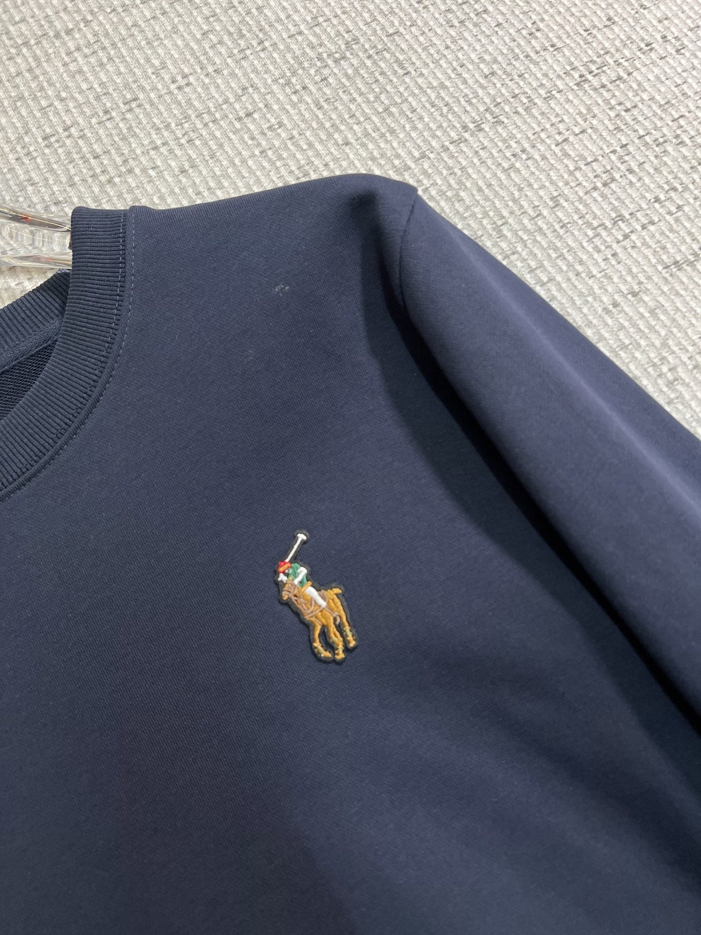 POLO 保羅2025秋冬新款設計感衛衣官網同步！這款T卹極簡主義設計和精美細節於一身。 Oversize飾邊引人聯想蒂羅爾著裝細節，召喚摩登新意，造就不同以往的概念化圖案，為傳統棉質T卹注入豐盈內涵。前幅圖形織帶車出的LOGO，別具一番特色，更顯品牌尊貴彰顯大牌風範，襯託出了極簡主義的設計風格，把優雅風展露的一覽無餘！ 作為一個追求設計感和裁剪工藝的品牌，用料永遠不會讓人失望！這款衫身採用索洛納棉混紡400 克布料，高貴精緻，布面棉質飽滿柔軟親膚總之這麼經典的款，秋冬必備！ M-4XL
