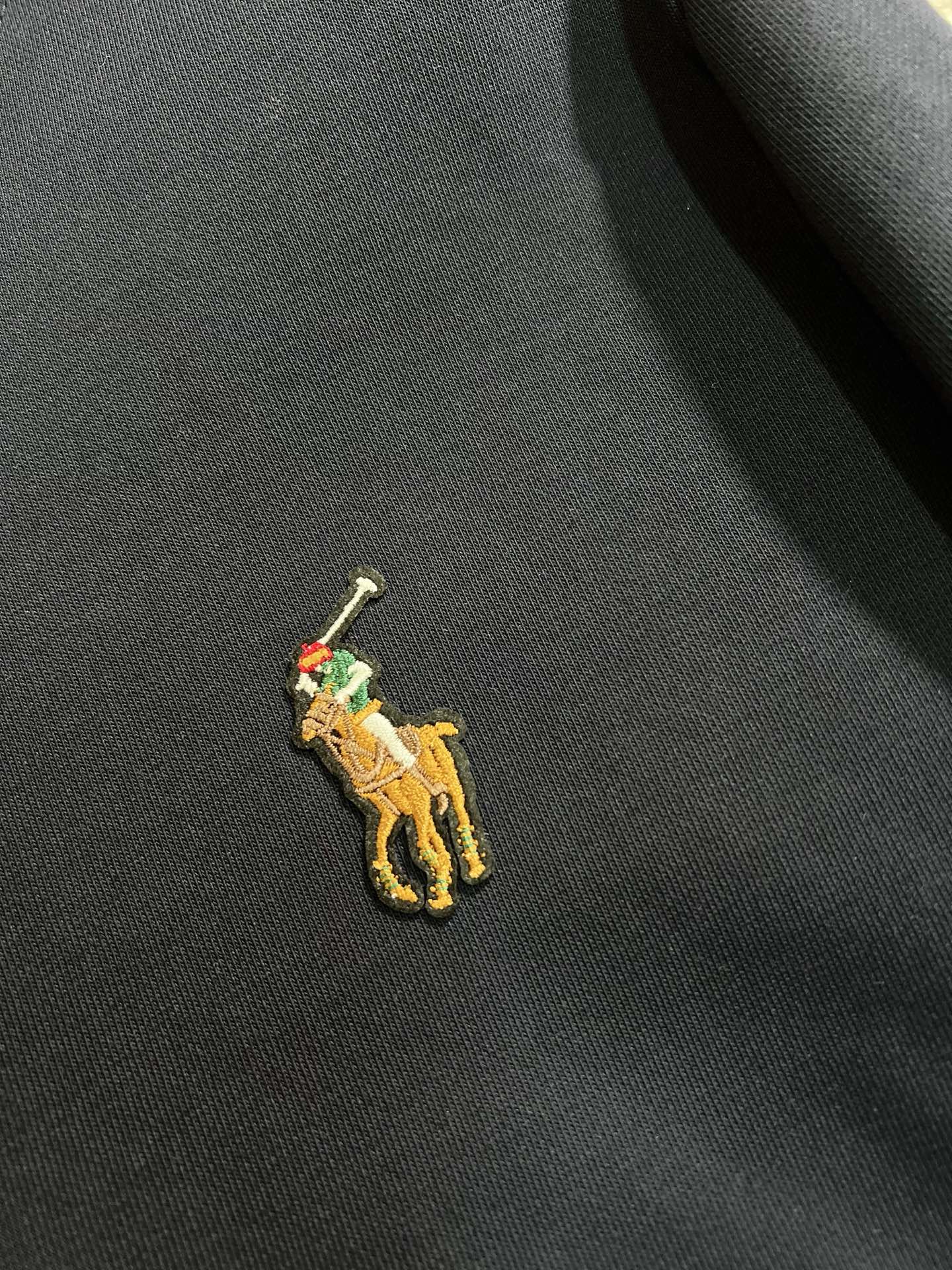 POLO 保羅2025秋冬新款設計感衛衣官網同步！這款T卹極簡主義設計和精美細節於一身。 Oversize飾邊引人聯想蒂羅爾著裝細節，召喚摩登新意，造就不同以往的概念化圖案，為傳統棉質T卹注入豐盈內涵。前幅圖形織帶車出的LOGO，別具一番特色，更顯品牌尊貴彰顯大牌風範，襯託出了極簡主義的設計風格，把優雅風展露的一覽無餘！ 作為一個追求設計感和裁剪工藝的品牌，用料永遠不會讓人失望！這款衫身採用索洛納棉混紡400 克布料，高貴精緻，布面棉質飽滿柔軟親膚總之這麼經典的款，秋冬必備！ M-4XL