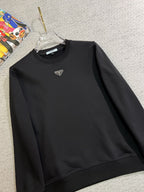PRADA 普拉達2025秋冬新款設計感衛衣官網同步！這款T卹極簡主義設計和精美細節於一身。 Oversize飾邊引人聯想蒂羅爾著裝細節，召喚摩登新意，造就不同以往的概念化圖案，為傳統棉質T卹注入豐盈內涵。前幅圖形織帶車出的LOGO，別具一番特色，更顯品牌尊貴彰顯大牌風範，襯託出了極簡主義的設計風格，把優雅風展露的一覽無餘！ 作為一個追求設計感和裁剪工藝的品牌，用料永遠不會讓人失望！這款衫身採用索洛納棉混紡400 克布料，高貴精緻，布面棉質飽滿柔軟親膚總之這麼經典的款，秋冬必備！ M-4XL