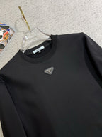 PRADA 普拉達2025秋冬新款設計感衛衣官網同步！這款T卹極簡主義設計和精美細節於一身。 Oversize飾邊引人聯想蒂羅爾著裝細節，召喚摩登新意，造就不同以往的概念化圖案，為傳統棉質T卹注入豐盈內涵。前幅圖形織帶車出的LOGO，別具一番特色，更顯品牌尊貴彰顯大牌風範，襯託出了極簡主義的設計風格，把優雅風展露的一覽無餘！ 作為一個追求設計感和裁剪工藝的品牌，用料永遠不會讓人失望！這款衫身採用索洛納棉混紡400 克布料，高貴精緻，布面棉質飽滿柔軟親膚總之這麼經典的款，秋冬必備！ M-4XL