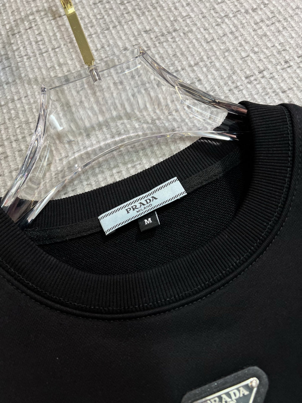 PRADA 普拉達2025秋冬新款設計感衛衣官網同步！這款T卹極簡主義設計和精美細節於一身。 Oversize飾邊引人聯想蒂羅爾著裝細節，召喚摩登新意，造就不同以往的概念化圖案，為傳統棉質T卹注入豐盈內涵。前幅圖形織帶車出的LOGO，別具一番特色，更顯品牌尊貴彰顯大牌風範，襯託出了極簡主義的設計風格，把優雅風展露的一覽無餘！ 作為一個追求設計感和裁剪工藝的品牌，用料永遠不會讓人失望！這款衫身採用索洛納棉混紡400 克布料，高貴精緻，布面棉質飽滿柔軟親膚總之這麼經典的款，秋冬必備！ M-4XL