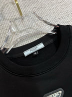 PRADA 普拉達2025秋冬新款設計感衛衣官網同步！這款T卹極簡主義設計和精美細節於一身。 Oversize飾邊引人聯想蒂羅爾著裝細節，召喚摩登新意，造就不同以往的概念化圖案，為傳統棉質T卹注入豐盈內涵。前幅圖形織帶車出的LOGO，別具一番特色，更顯品牌尊貴彰顯大牌風範，襯託出了極簡主義的設計風格，把優雅風展露的一覽無餘！ 作為一個追求設計感和裁剪工藝的品牌，用料永遠不會讓人失望！這款衫身採用索洛納棉混紡400 克布料，高貴精緻，布面棉質飽滿柔軟親膚總之這麼經典的款，秋冬必備！ M-4XL