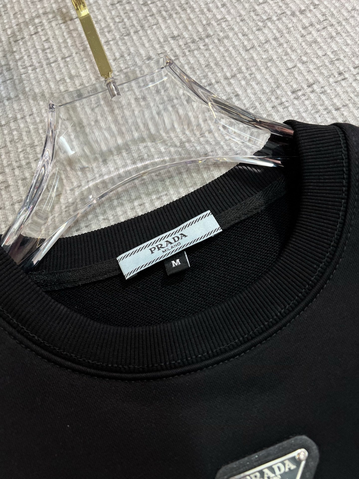 PRADA 普拉達2025秋冬新款設計感衛衣官網同步！這款T卹極簡主義設計和精美細節於一身。 Oversize飾邊引人聯想蒂羅爾著裝細節，召喚摩登新意，造就不同以往的概念化圖案，為傳統棉質T卹注入豐盈內涵。前幅圖形織帶車出的LOGO，別具一番特色，更顯品牌尊貴彰顯大牌風範，襯託出了極簡主義的設計風格，把優雅風展露的一覽無餘！ 作為一個追求設計感和裁剪工藝的品牌，用料永遠不會讓人失望！這款衫身採用索洛納棉混紡400 克布料，高貴精緻，布面棉質飽滿柔軟親膚總之這麼經典的款，秋冬必備！ M-4XL