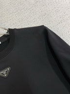PRADA 普拉達2025秋冬新款設計感衛衣官網同步！這款T卹極簡主義設計和精美細節於一身。 Oversize飾邊引人聯想蒂羅爾著裝細節，召喚摩登新意，造就不同以往的概念化圖案，為傳統棉質T卹注入豐盈內涵。前幅圖形織帶車出的LOGO，別具一番特色，更顯品牌尊貴彰顯大牌風範，襯託出了極簡主義的設計風格，把優雅風展露的一覽無餘！ 作為一個追求設計感和裁剪工藝的品牌，用料永遠不會讓人失望！這款衫身採用索洛納棉混紡400 克布料，高貴精緻，布面棉質飽滿柔軟親膚總之這麼經典的款，秋冬必備！ M-4XL