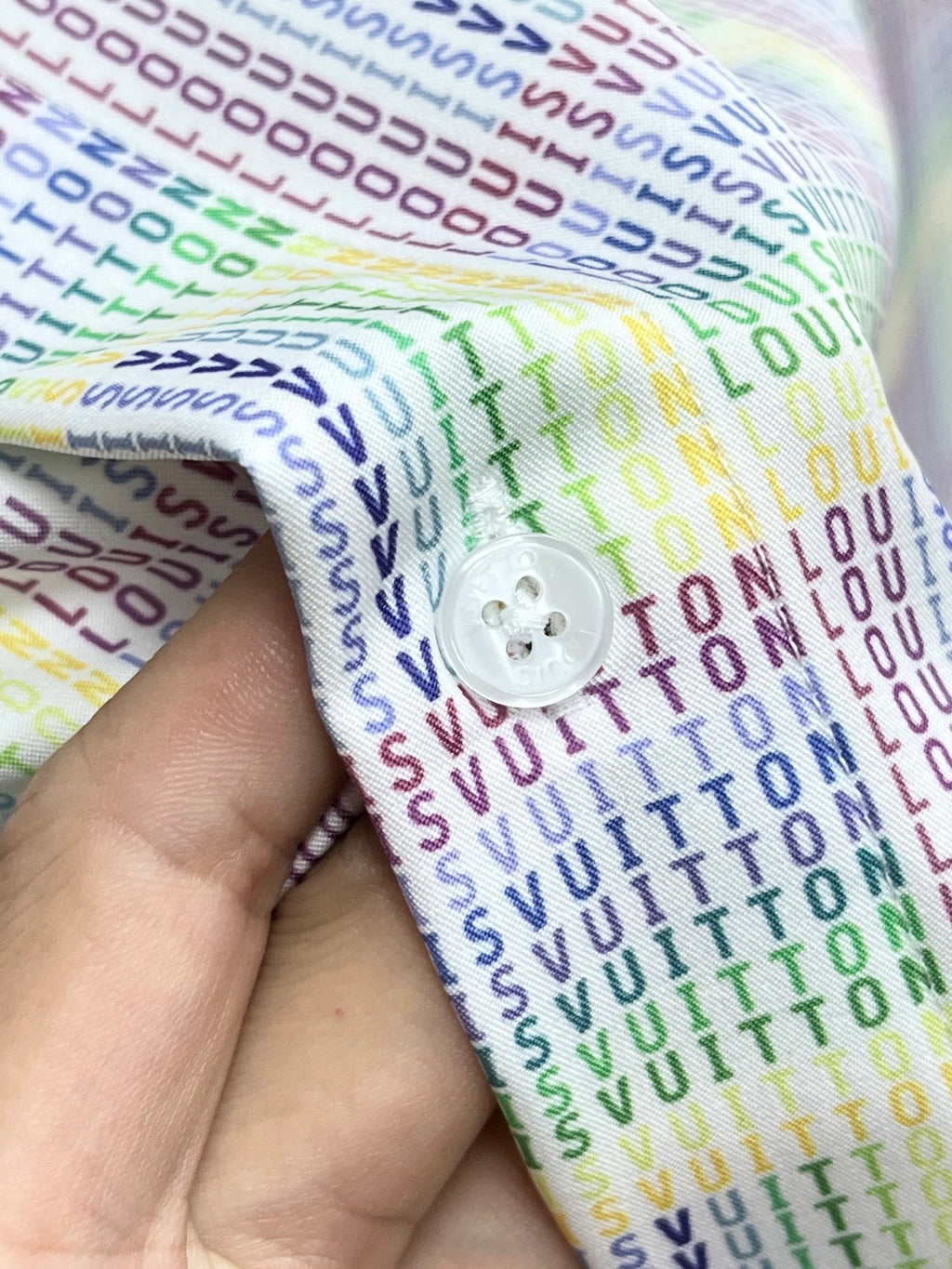 《LV》高端品質. 2025專櫃最新爆款襯衫出貨巴黎專櫃同步發售！精選義大利🇮🇹進口訂製精棉襯衫布料搭配最新款，胸前的精緻品牌刺繡設計和背後的品牌英文時髦不失雅緻您絕對值得擁有。尺寸：M-3XL