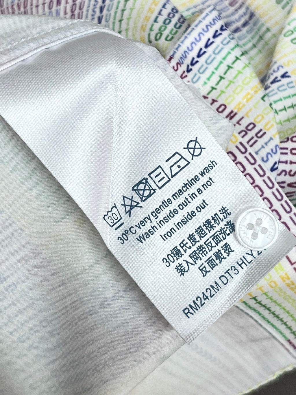 《LV》高端品質. 2025專櫃最新爆款襯衫出貨巴黎專櫃同步發售！精選義大利🇮🇹進口訂製精棉襯衫布料搭配最新款，胸前的精緻品牌刺繡設計和背後的品牌英文時髦不失雅緻您絕對值得擁有。尺寸：M-3XL
