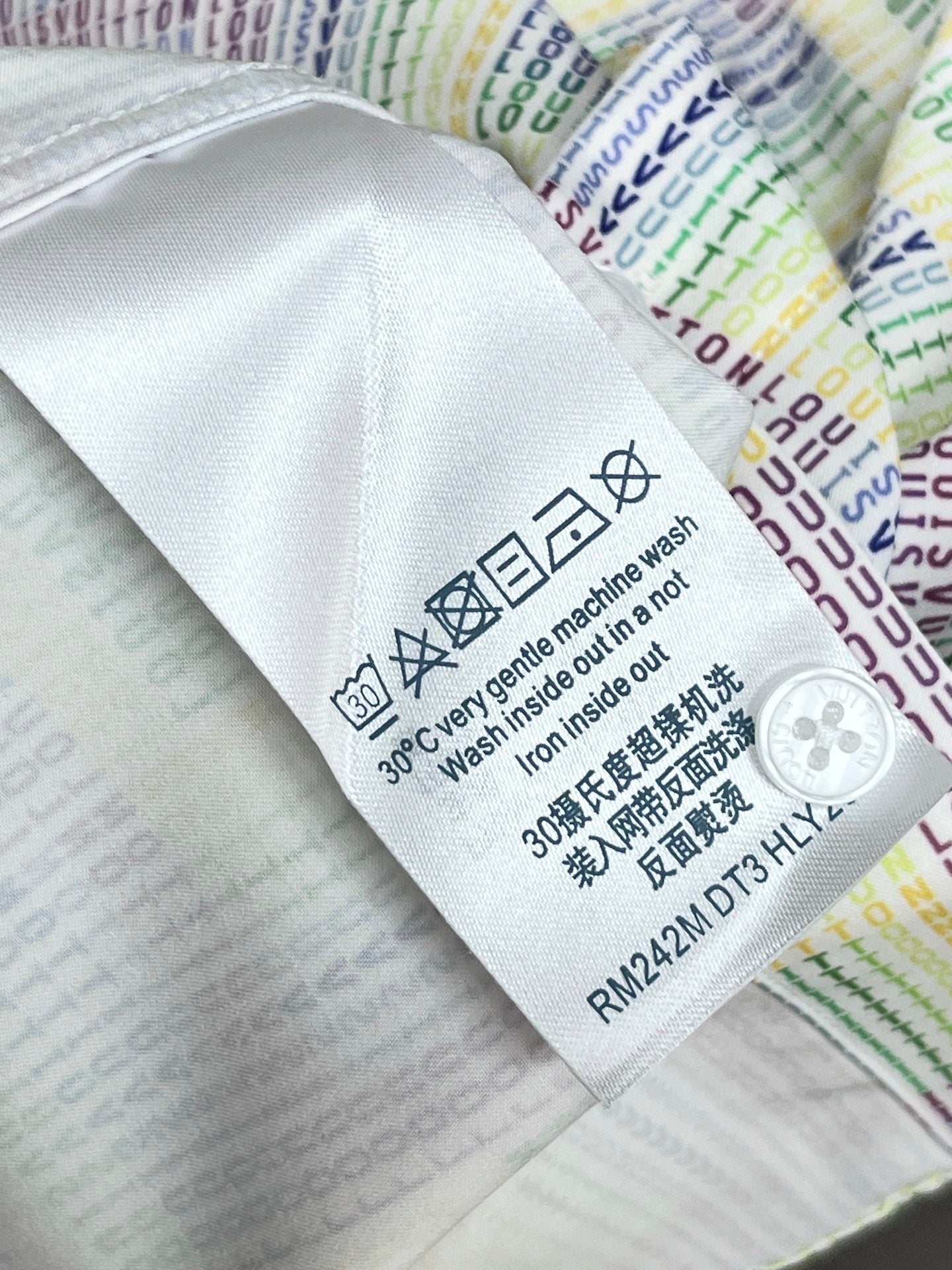 《LV》高端品質. 2025專櫃最新爆款襯衫出貨巴黎專櫃同步發售！精選義大利🇮🇹進口訂製精棉襯衫布料搭配最新款，胸前的精緻品牌刺繡設計和背後的品牌英文時髦不失雅緻您絕對值得擁有。尺寸：M-3XL