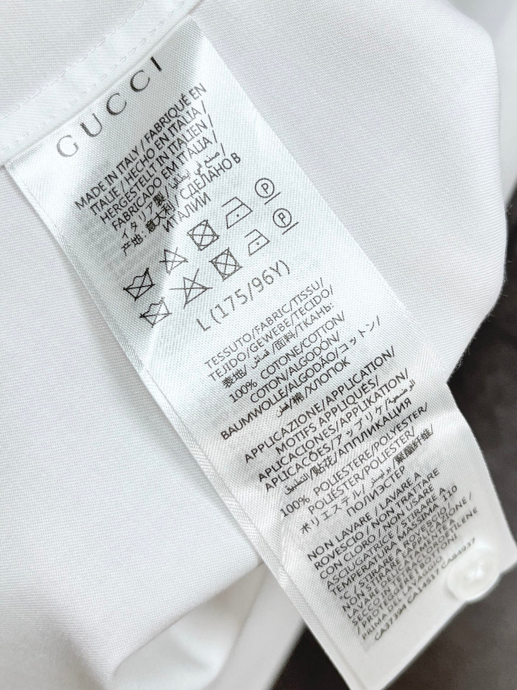 《古馳》高端品質. 2025專櫃最新爆款襯衫出貨巴黎專櫃同步發售！精選義大利🇮🇹進口訂製精棉襯衫布料搭配最新款，胸前的精緻品牌刺繡設計和背後的品牌英文時髦不失雅緻您絕對值得擁有。尺寸：M-3XL