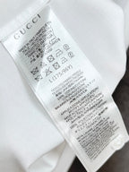 《古馳》高端品質. 2025專櫃最新爆款襯衫出貨巴黎專櫃同步發售！精選義大利🇮🇹進口訂製精棉襯衫布料搭配最新款，胸前的精緻品牌刺繡設計和背後的品牌英文時髦不失雅緻您絕對值得擁有。尺寸：M-3XL