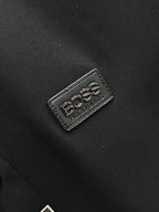 《BOSS》高端品質. 2025專櫃最新爆款襯衫出貨巴黎專櫃同步發售！精選義大利🇮🇹進口訂製精棉襯衫布料搭配最新款，胸前的精緻品牌刺繡設計和背後的品牌英文時髦不失雅緻您絕對值得擁有。尺寸：M-3XL