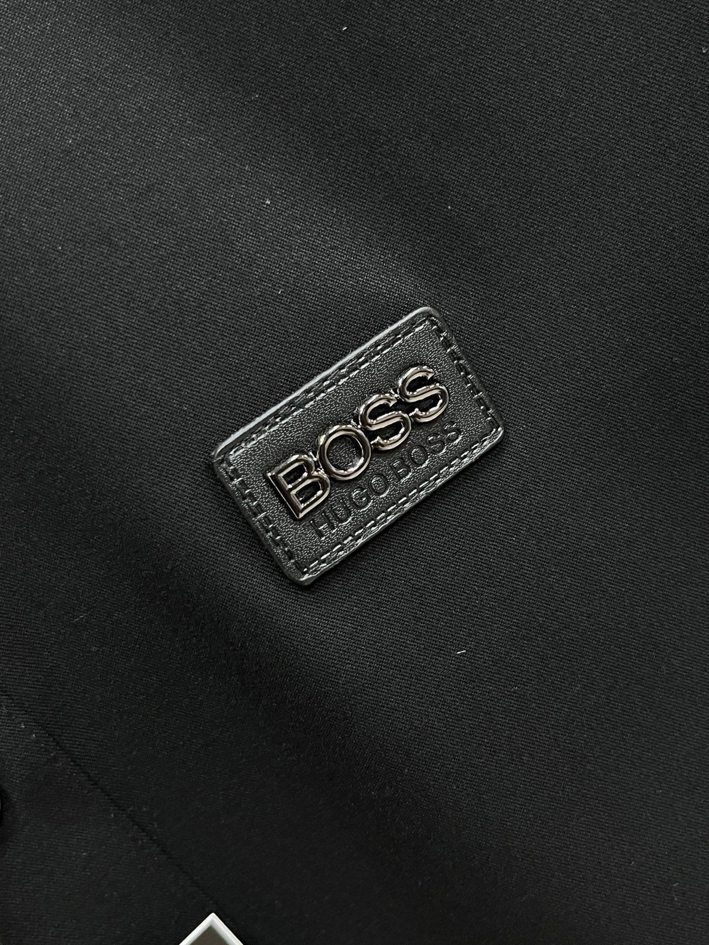 《BOSS》高端品質. 2025專櫃最新爆款襯衫出貨巴黎專櫃同步發售！精選義大利🇮🇹進口訂製精棉襯衫布料搭配最新款，胸前的精緻品牌刺繡設計和背後的品牌英文時髦不失雅緻您絕對值得擁有。尺寸：M-3XL