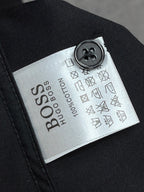 《BOSS》高端品質. 2025專櫃最新爆款襯衫出貨巴黎專櫃同步發售！精選義大利🇮🇹進口訂製精棉襯衫布料搭配最新款，胸前的精緻品牌刺繡設計和背後的品牌英文時髦不失雅緻您絕對值得擁有。尺寸：M-3XL