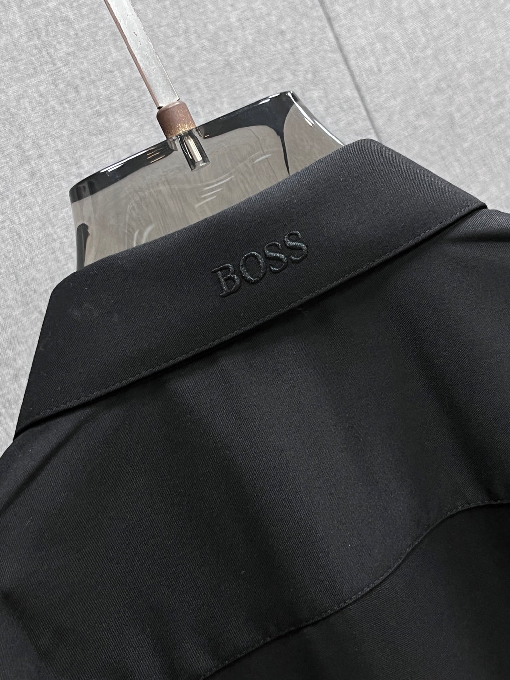 《BOSS》高端品質. 2025專櫃最新爆款襯衫出貨巴黎專櫃同步發售！精選義大利🇮🇹進口訂製精棉襯衫布料搭配最新款，胸前的精緻品牌刺繡設計和背後的品牌英文時髦不失雅緻您絕對值得擁有。尺寸：M-3XL