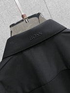 《BOSS》高端品質. 2025專櫃最新爆款襯衫出貨巴黎專櫃同步發售！精選義大利🇮🇹進口訂製精棉襯衫布料搭配最新款，胸前的精緻品牌刺繡設計和背後的品牌英文時髦不失雅緻您絕對值得擁有。尺寸：M-3XL