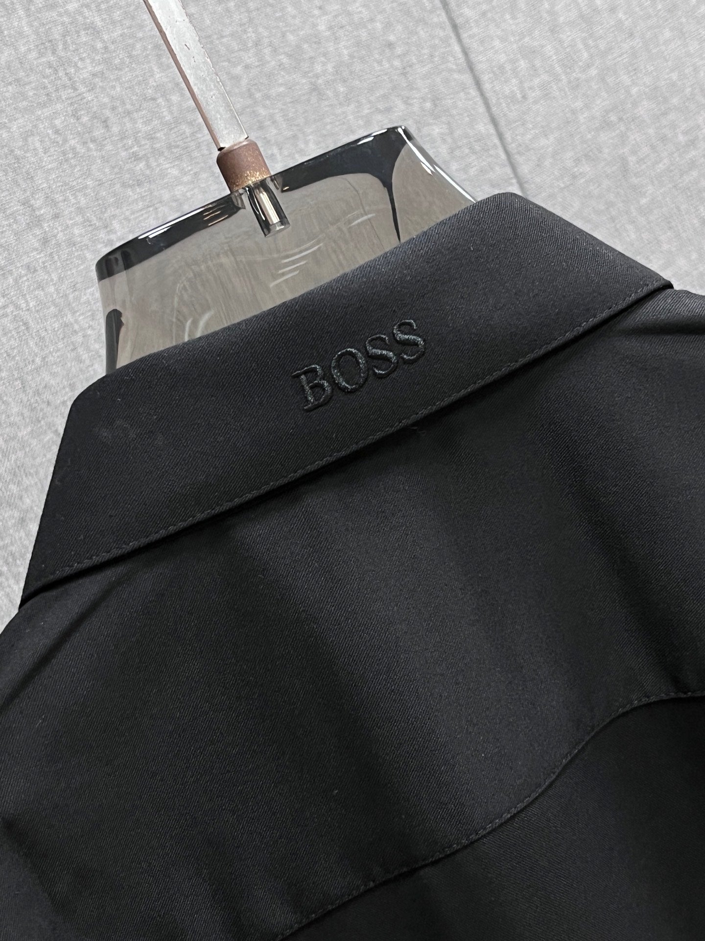 《BOSS》高端品質. 2025專櫃最新爆款襯衫出貨巴黎專櫃同步發售！精選義大利🇮🇹進口訂製精棉襯衫布料搭配最新款，胸前的精緻品牌刺繡設計和背後的品牌英文時髦不失雅緻您絕對值得擁有。尺寸：M-3XL
