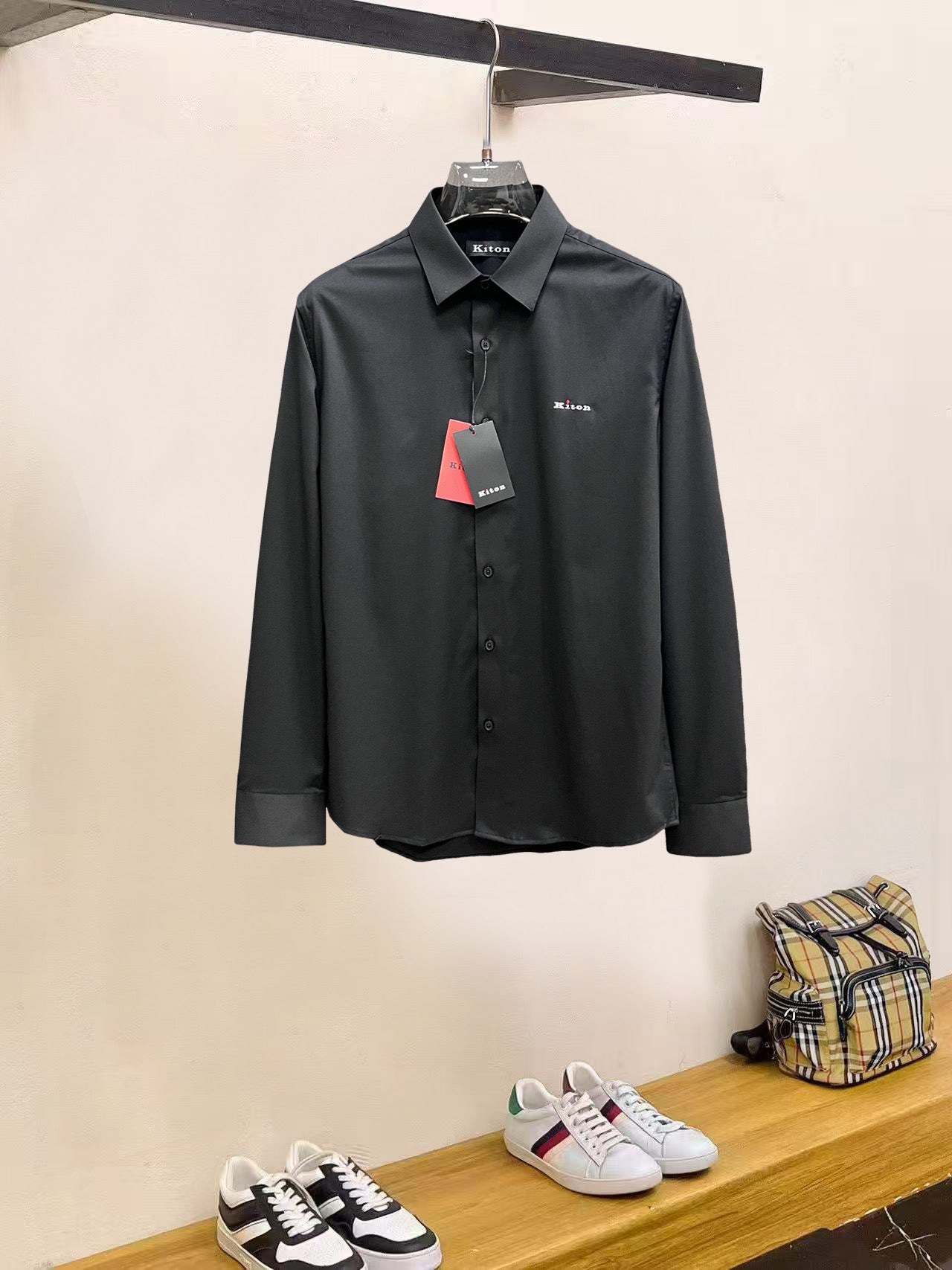 《Kiton》高端品質. 2025專櫃最新爆款襯衫出貨巴黎專櫃同步發售！精選義大利🇮🇹進口訂製精棉襯衫布料搭配最新款，胸前的精緻品牌刺繡設計和背後的品牌英文時髦不失雅緻您絕對值得擁有。尺寸：M-3XL