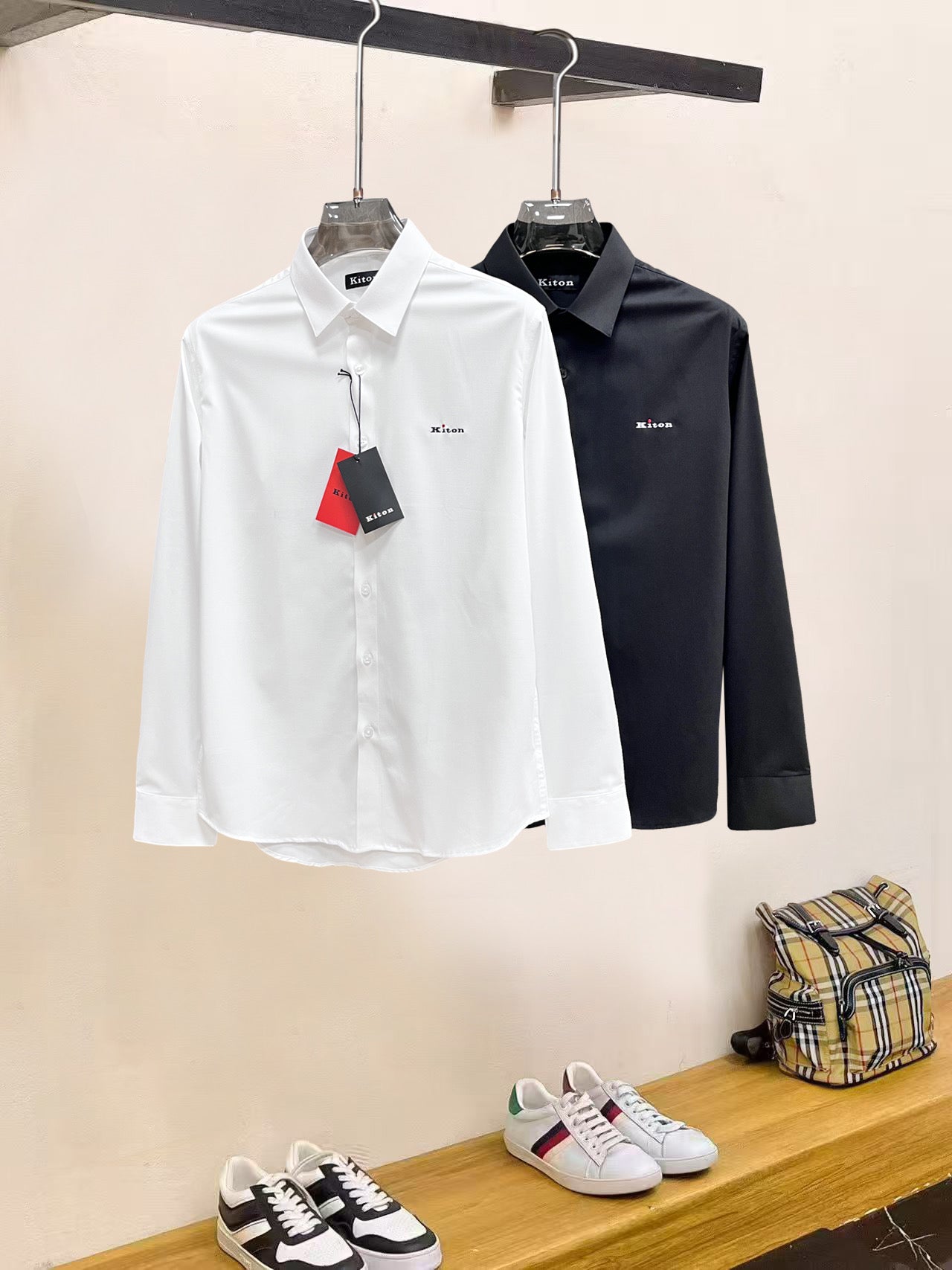 《Kiton》高端品質. 2025專櫃最新爆款襯衫出貨巴黎專櫃同步發售！精選義大利🇮🇹進口訂製精棉襯衫布料搭配最新款，胸前的精緻品牌刺繡設計和背後的品牌英文時髦不失雅緻您絕對值得擁有。尺寸：M-3XL