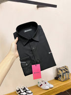 《Kiton》高端品質. 2025專櫃最新爆款襯衫出貨巴黎專櫃同步發售！精選義大利🇮🇹進口訂製精棉襯衫布料搭配最新款，胸前的精緻品牌刺繡設計和背後的品牌英文時髦不失雅緻您絕對值得擁有。尺寸：M-3XL