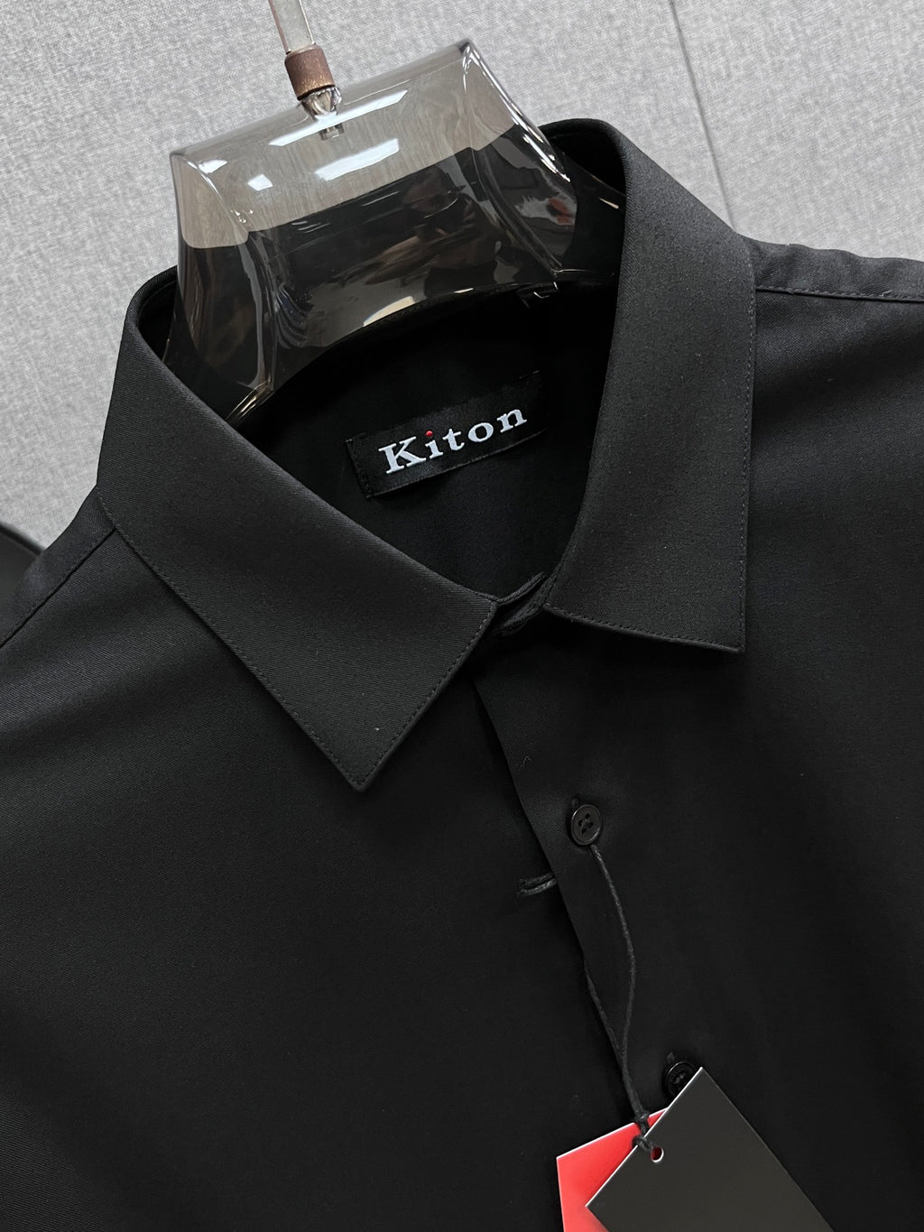 《Kiton》高端品質. 2025專櫃最新爆款襯衫出貨巴黎專櫃同步發售！精選義大利🇮🇹進口訂製精棉襯衫布料搭配最新款，胸前的精緻品牌刺繡設計和背後的品牌英文時髦不失雅緻您絕對值得擁有。尺寸：M-3XL