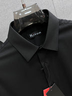 《Kiton》高端品質. 2025專櫃最新爆款襯衫出貨巴黎專櫃同步發售！精選義大利🇮🇹進口訂製精棉襯衫布料搭配最新款，胸前的精緻品牌刺繡設計和背後的品牌英文時髦不失雅緻您絕對值得擁有。尺寸：M-3XL