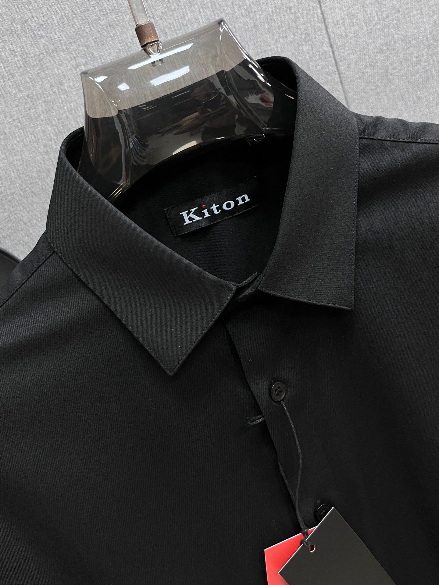 《Kiton》高端品質. 2025專櫃最新爆款襯衫出貨巴黎專櫃同步發售！精選義大利🇮🇹進口訂製精棉襯衫布料搭配最新款，胸前的精緻品牌刺繡設計和背後的品牌英文時髦不失雅緻您絕對值得擁有。尺寸：M-3XL