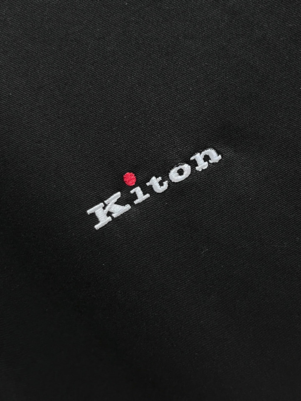 《Kiton》高端品質. 2025專櫃最新爆款襯衫出貨巴黎專櫃同步發售！精選義大利🇮🇹進口訂製精棉襯衫布料搭配最新款，胸前的精緻品牌刺繡設計和背後的品牌英文時髦不失雅緻您絕對值得擁有。尺寸：M-3XL