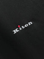 《Kiton》高端品質. 2025專櫃最新爆款襯衫出貨巴黎專櫃同步發售！精選義大利🇮🇹進口訂製精棉襯衫布料搭配最新款，胸前的精緻品牌刺繡設計和背後的品牌英文時髦不失雅緻您絕對值得擁有。尺寸：M-3XL