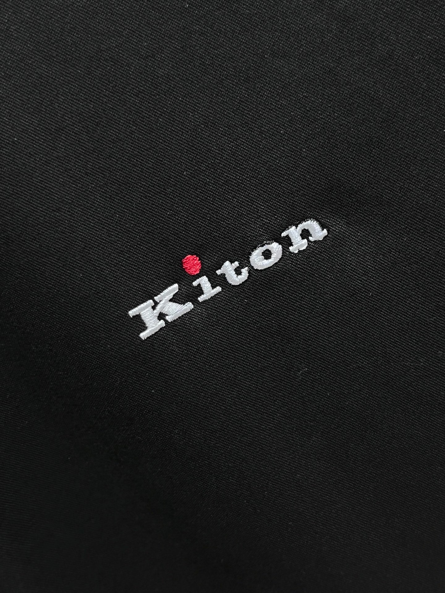 《Kiton》高端品質. 2025專櫃最新爆款襯衫出貨巴黎專櫃同步發售！精選義大利🇮🇹進口訂製精棉襯衫布料搭配最新款，胸前的精緻品牌刺繡設計和背後的品牌英文時髦不失雅緻您絕對值得擁有。尺寸：M-3XL