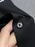 《Kiton》高端品質. 2025專櫃最新爆款襯衫出貨巴黎專櫃同步發售！精選義大利🇮🇹進口訂製精棉襯衫布料搭配最新款，胸前的精緻品牌刺繡設計和背後的品牌英文時髦不失雅緻您絕對值得擁有。尺寸：M-3XL