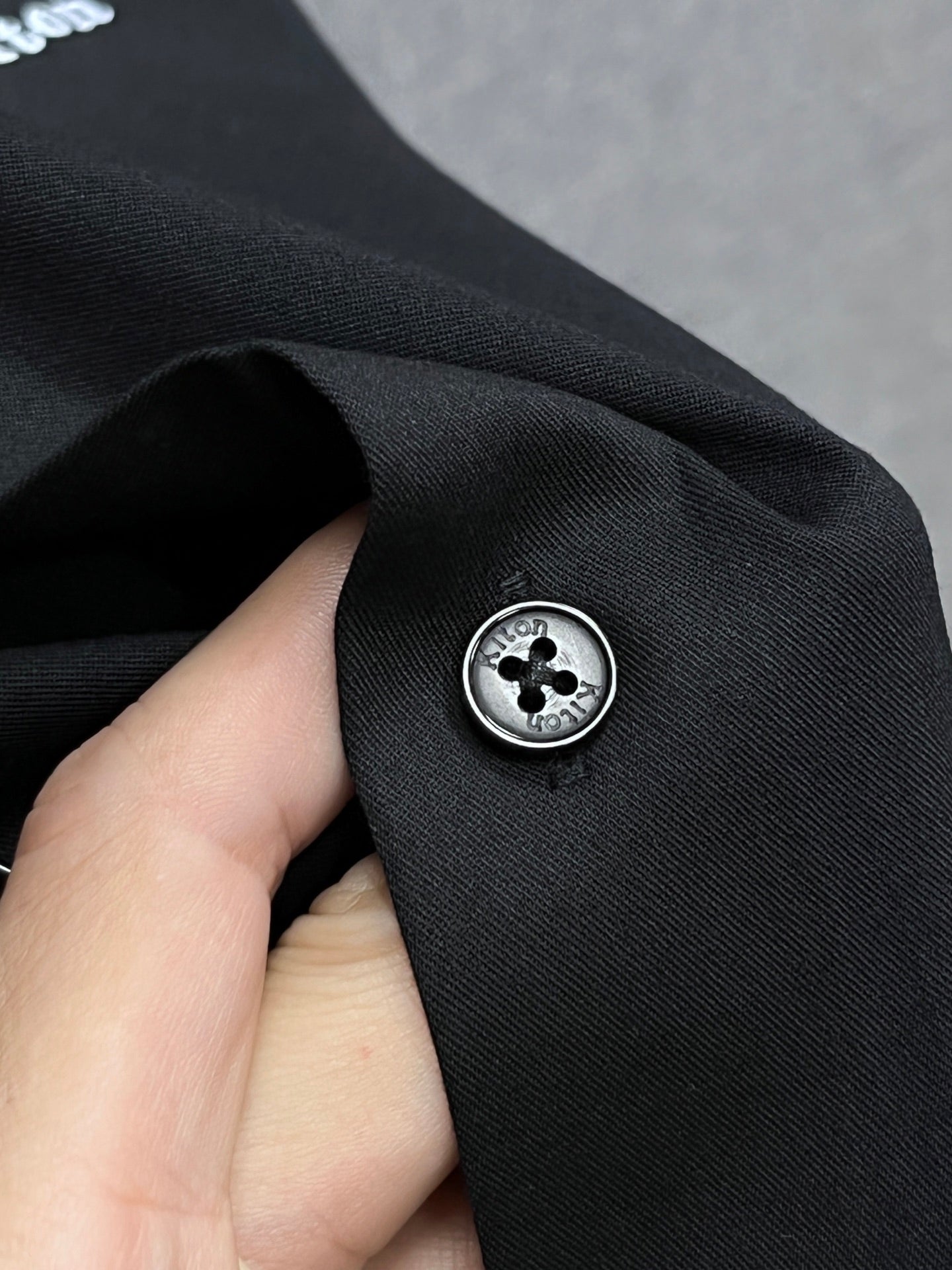 《Kiton》高端品質. 2025專櫃最新爆款襯衫出貨巴黎專櫃同步發售！精選義大利🇮🇹進口訂製精棉襯衫布料搭配最新款，胸前的精緻品牌刺繡設計和背後的品牌英文時髦不失雅緻您絕對值得擁有。尺寸：M-3XL