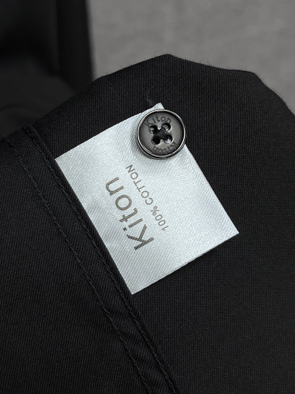 《Kiton》高端品質. 2025專櫃最新爆款襯衫出貨巴黎專櫃同步發售！精選義大利🇮🇹進口訂製精棉襯衫布料搭配最新款，胸前的精緻品牌刺繡設計和背後的品牌英文時髦不失雅緻您絕對值得擁有。尺寸：M-3XL