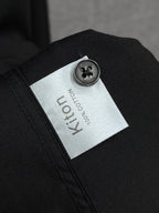 《Kiton》高端品質. 2025專櫃最新爆款襯衫出貨巴黎專櫃同步發售！精選義大利🇮🇹進口訂製精棉襯衫布料搭配最新款，胸前的精緻品牌刺繡設計和背後的品牌英文時髦不失雅緻您絕對值得擁有。尺寸：M-3XL