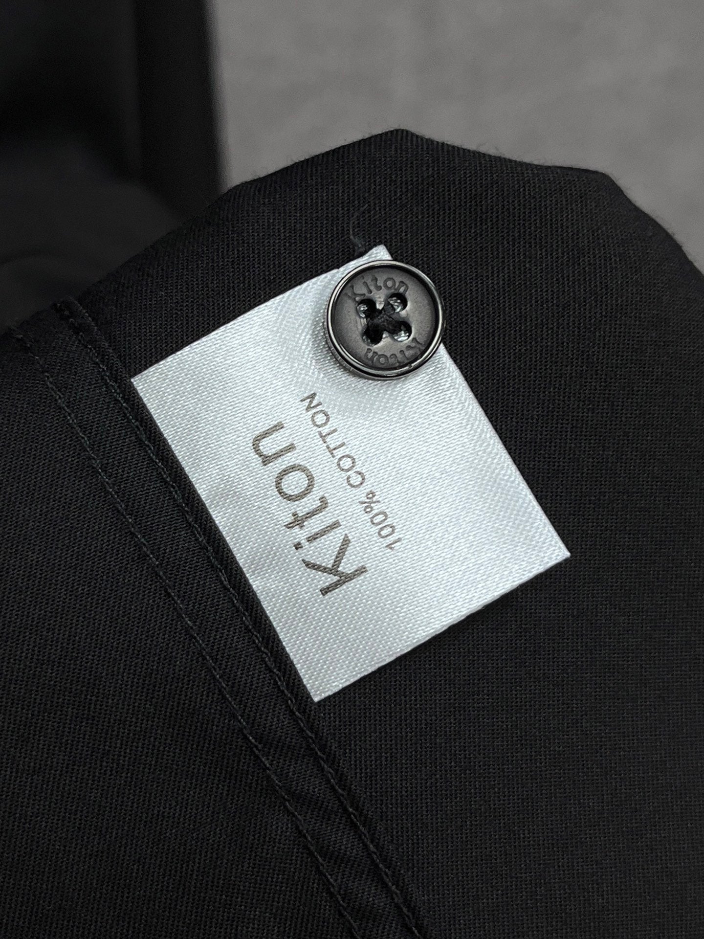《Kiton》高端品質. 2025專櫃最新爆款襯衫出貨巴黎專櫃同步發售！精選義大利🇮🇹進口訂製精棉襯衫布料搭配最新款，胸前的精緻品牌刺繡設計和背後的品牌英文時髦不失雅緻您絕對值得擁有。尺寸：M-3XL
