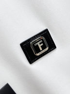 《TF》高端品質. 2025專櫃最新爆款襯衫出貨巴黎專櫃同步發售！精選義大利🇮🇹進口訂製精棉襯衫布料搭配最新款，胸前的精緻品牌刺繡設計和背後的品牌英文時髦不失雅緻您絕對值得擁有。尺寸：M-3XL