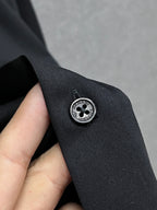 《阿瑪尼》高端品質. 2025專櫃最新爆款襯衫出貨巴黎專櫃同步發售！精選義大利🇮🇹進口訂製精棉襯衫布料搭配最新款，胸前的精緻品牌刺繡設計和背後的品牌英文時髦不失雅緻您絕對值得擁有。尺寸：M-3XL