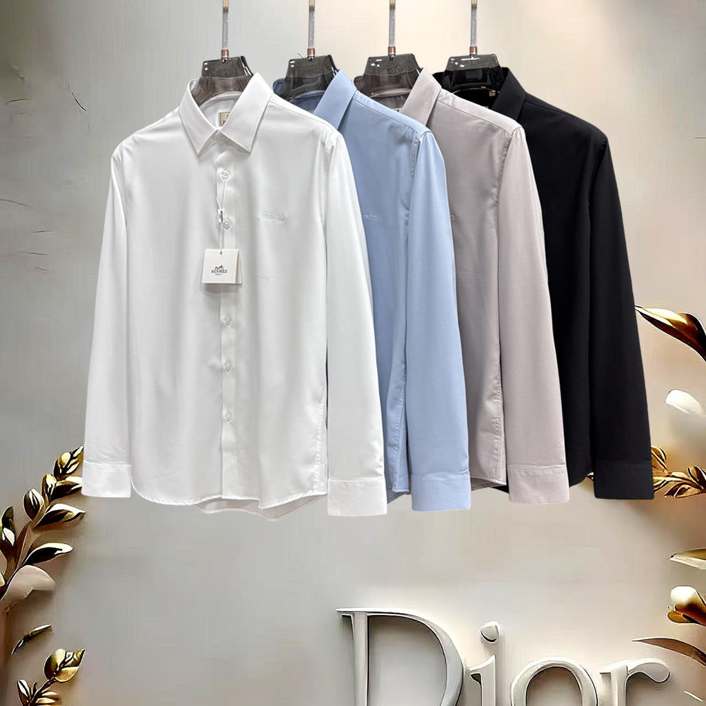 《愛馬仕》高端品質. 2025專櫃最新爆款襯衫出貨巴黎專櫃同步發售！精選義大利🇮🇹進口訂製精棉襯衫布料搭配最新款，胸前的精緻品牌刺繡設計和背後的品牌英文時髦不失雅緻您絕對值得擁有。尺寸：M-3XL