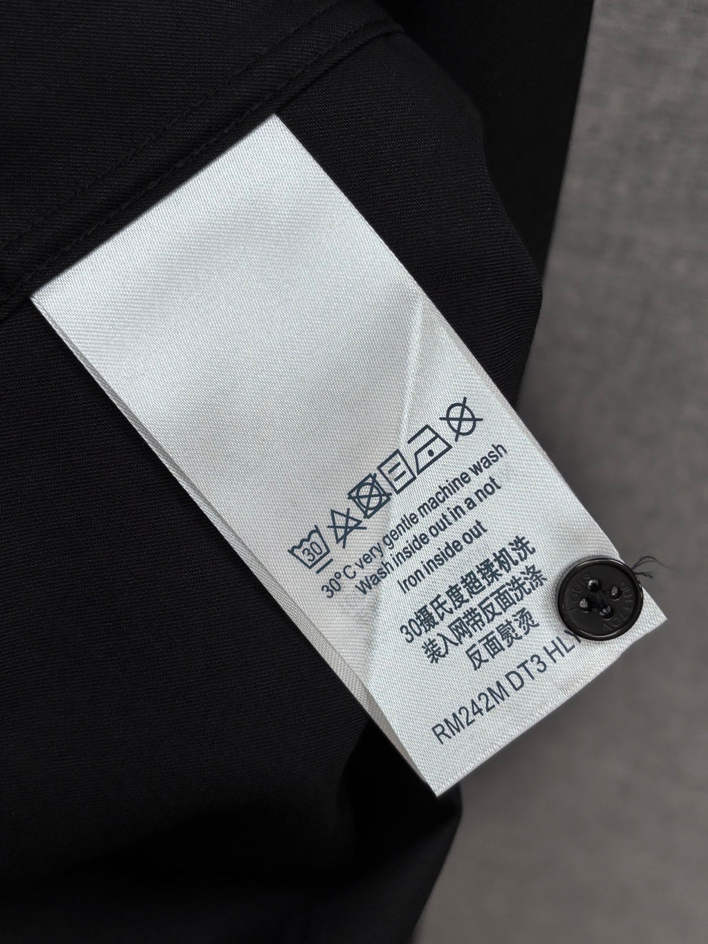 《Lv》高端品質. 2025專櫃最新爆款襯衫出貨巴黎專櫃同步發售！精選義大利🇮🇹進口訂製精棉襯衫布料搭配最新款，胸前的精緻品牌刺繡設計和背後的品牌英文時髦不失雅緻您絕對值得擁有。尺寸：M-3XL