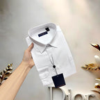 《LV》高端品質. 2025專櫃最新爆款襯衫出貨巴黎專櫃同步發售！精選義大利🇮🇹進口訂製精棉襯衫布料搭配最新款，胸前的精緻品牌刺繡設計和背後的品牌英文時髦不失雅緻您絕對值得擁有。尺寸：M-3XL