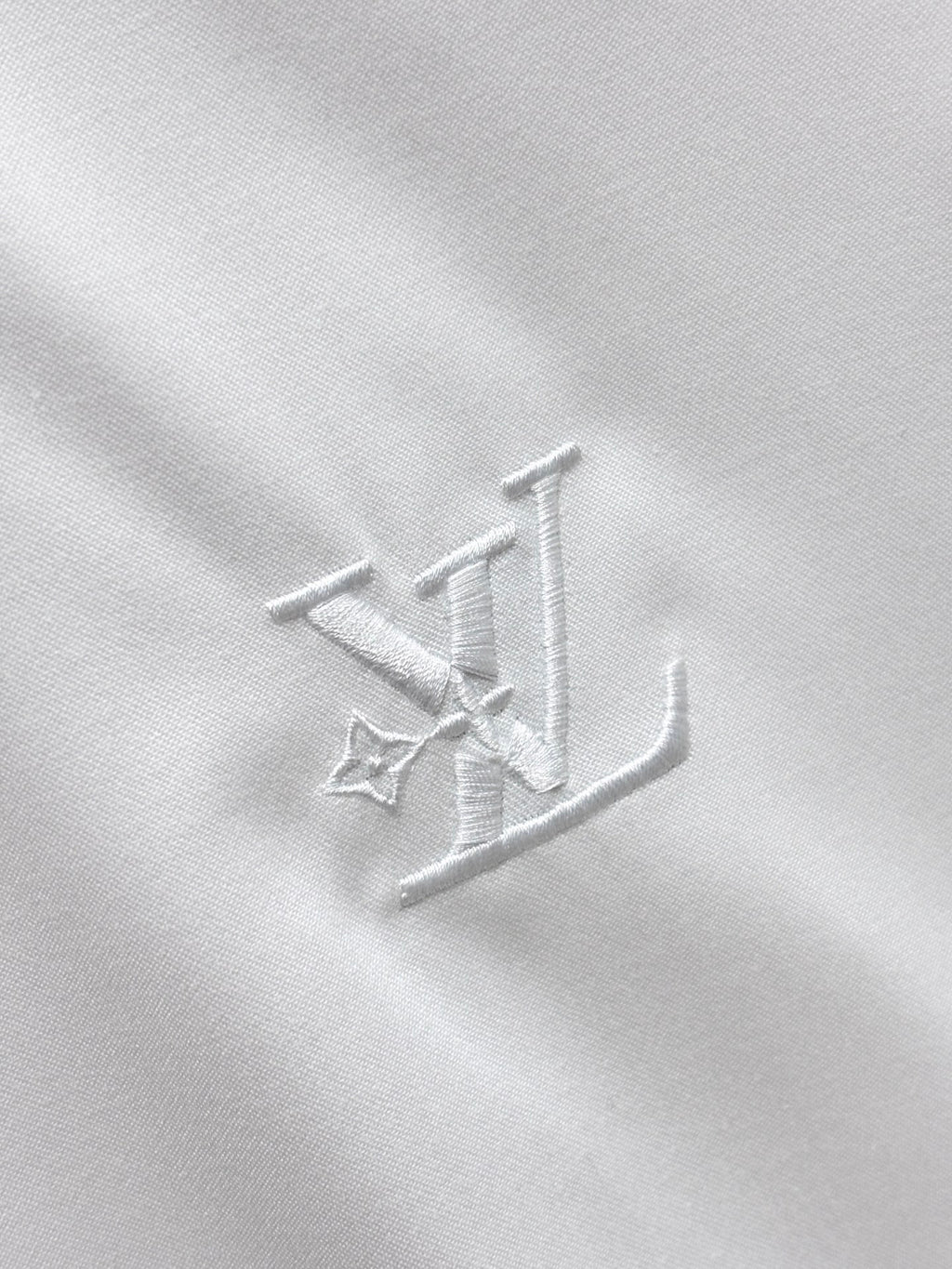《LV》高端品質. 2025專櫃最新爆款襯衫出貨巴黎專櫃同步發售！精選義大利🇮🇹進口訂製精棉襯衫布料搭配最新款，胸前的精緻品牌刺繡設計和背後的品牌英文時髦不失雅緻您絕對值得擁有。尺寸：M-3XL