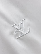 《LV》高端品質. 2025專櫃最新爆款襯衫出貨巴黎專櫃同步發售！精選義大利🇮🇹進口訂製精棉襯衫布料搭配最新款，胸前的精緻品牌刺繡設計和背後的品牌英文時髦不失雅緻您絕對值得擁有。尺寸：M-3XL
