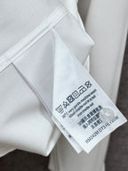 《LV》高端品質. 2025專櫃最新爆款襯衫出貨巴黎專櫃同步發售！精選義大利🇮🇹進口訂製精棉襯衫布料搭配最新款，胸前的精緻品牌刺繡設計和背後的品牌英文時髦不失雅緻您絕對值得擁有。尺寸：M-3XL