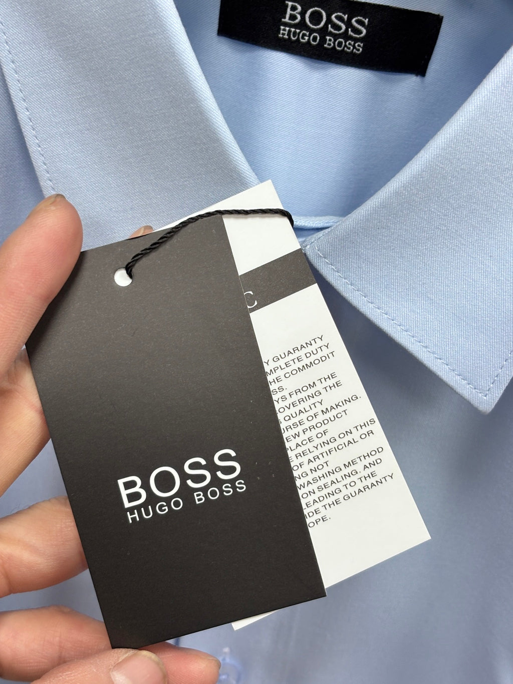 《BOSS》高端品質. 2025專櫃最新爆款襯衫出貨巴黎專櫃同步發售！精選義大利🇮🇹進口訂製精棉襯衫布料搭配最新款，胸前的精緻品牌刺繡設計和背後的品牌英文時髦不失雅緻您絕對值得擁有。尺寸：M-3XL
