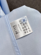 《BOSS》高端品質. 2025專櫃最新爆款襯衫出貨巴黎專櫃同步發售！精選義大利🇮🇹進口訂製精棉襯衫布料搭配最新款，胸前的精緻品牌刺繡設計和背後的品牌英文時髦不失雅緻您絕對值得擁有。尺寸：M-3XL