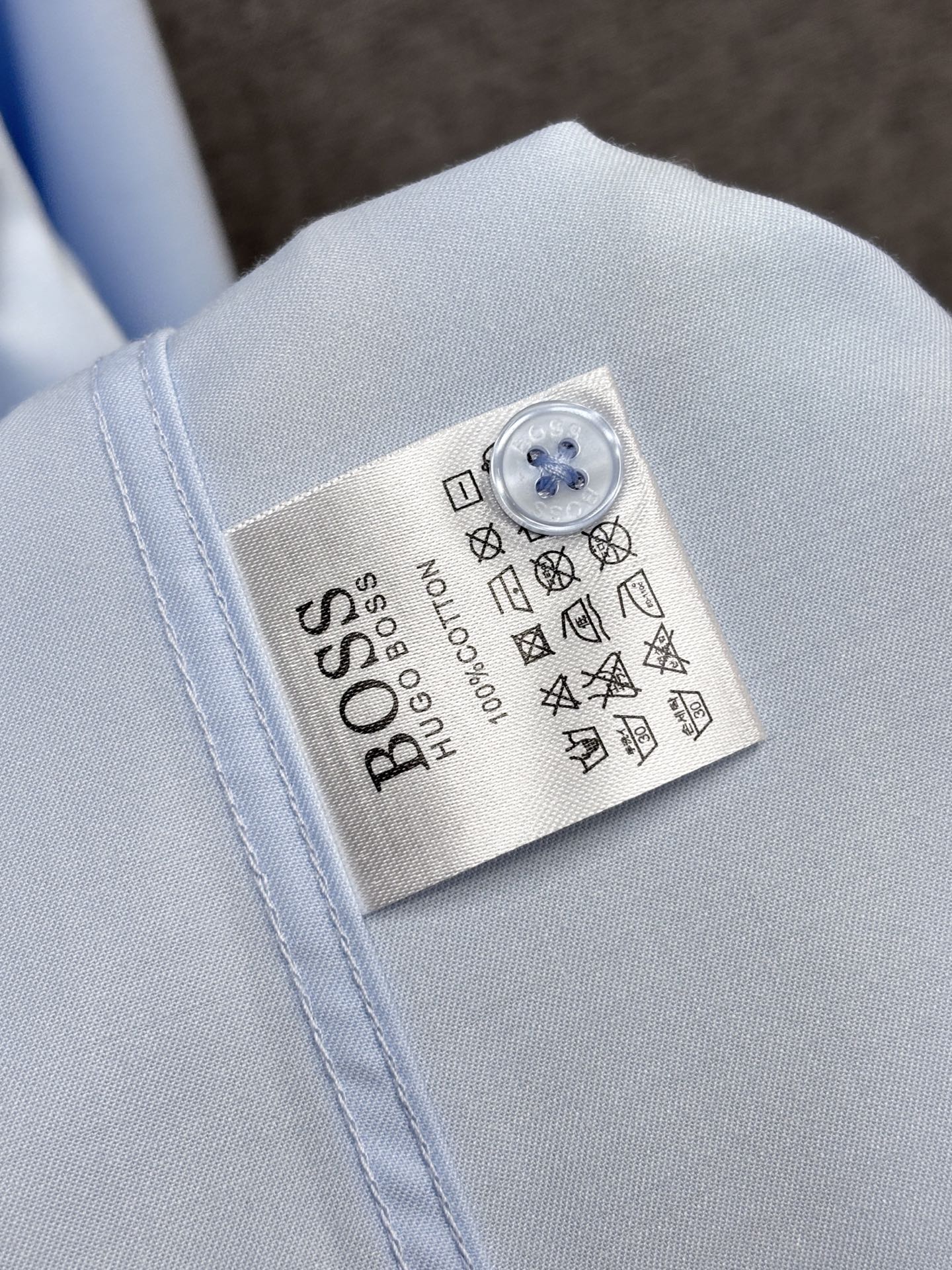 《BOSS》高端品質. 2025專櫃最新爆款襯衫出貨巴黎專櫃同步發售！精選義大利🇮🇹進口訂製精棉襯衫布料搭配最新款，胸前的精緻品牌刺繡設計和背後的品牌英文時髦不失雅緻您絕對值得擁有。尺寸：M-3XL