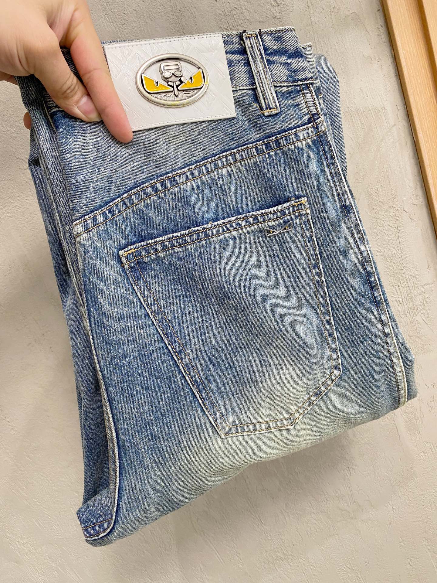 💰 FENDI 芬迪男士時尚潮流大褲腳牛仔褲，官方宣傳冊海報穿搭！