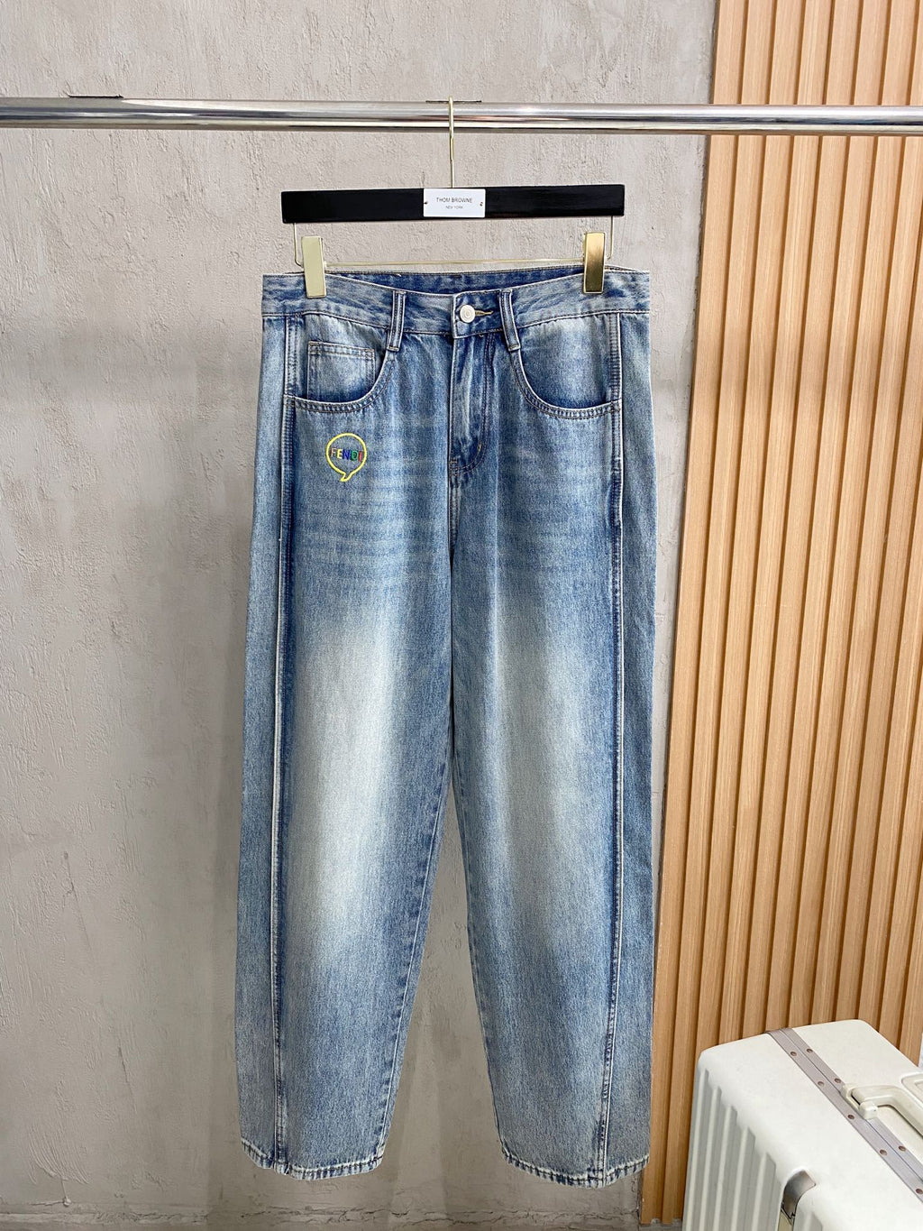 💰 FENDI 芬迪男士時尚潮流大褲腳牛仔褲，官方宣傳冊海報穿搭！